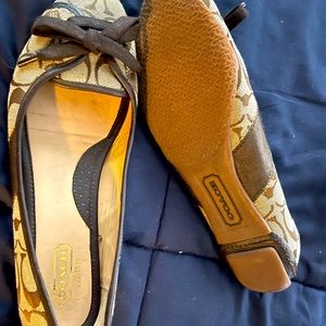 VINTAGE COACH!! Size 9M and in excellent condition.